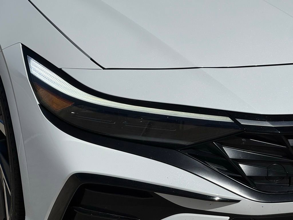 Used 2025 Hyundai Elantra Limited image 8