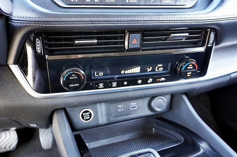 Used 2021 Nissan Rogue SV image 28