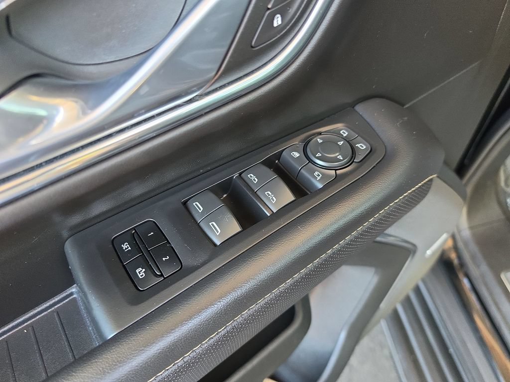 Certified 2024 GMC Yukon XL SLT w/ SLT Luxury Package AWD/4WD image 28