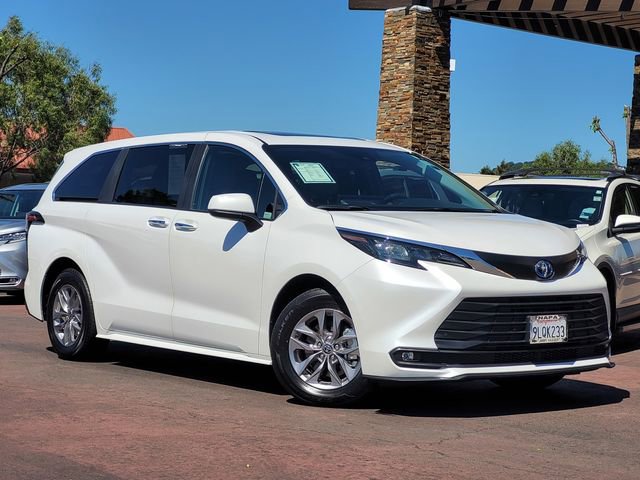 Used 2025 Toyota Sienna XLE image 2