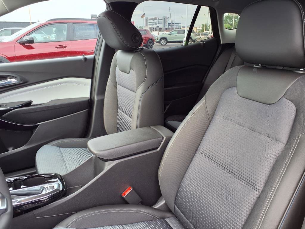 New 2025 Chevrolet Trax LT w/ LT Convenience Package FWD image 13