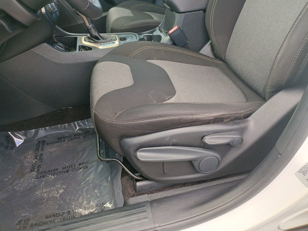 Used 2016 Jeep Cherokee Sport image 12