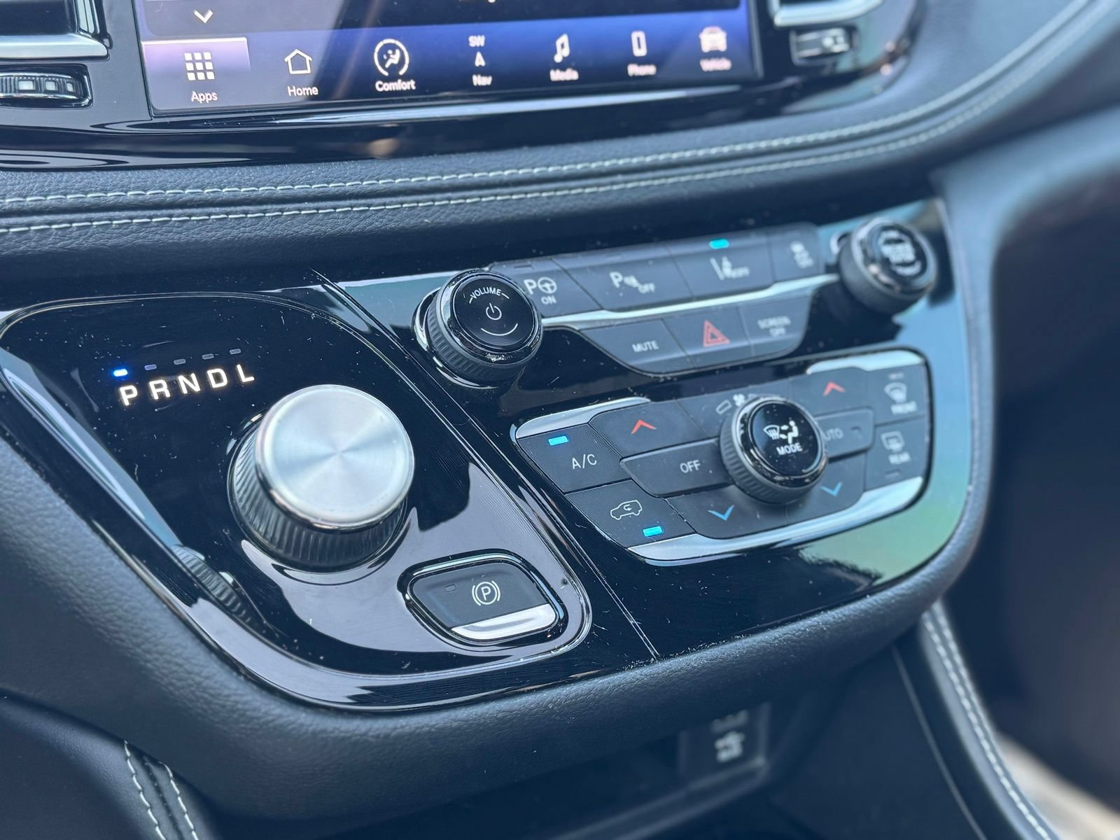 Used 2022 Chrysler Pacifica Limited w/ Uconnect Theater Family Group FWD image 23