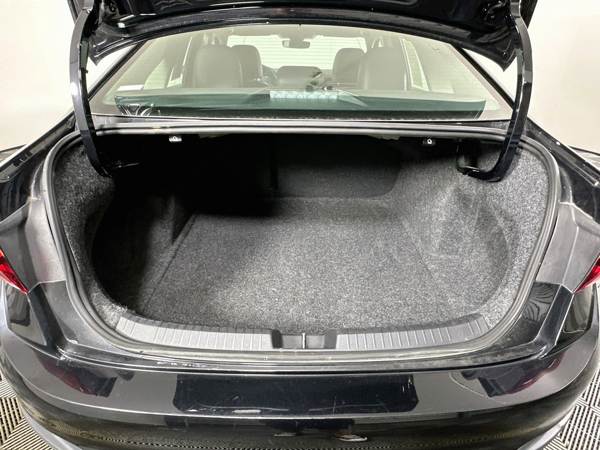 Used 2025 Volkswagen Jetta SE FWD image 29