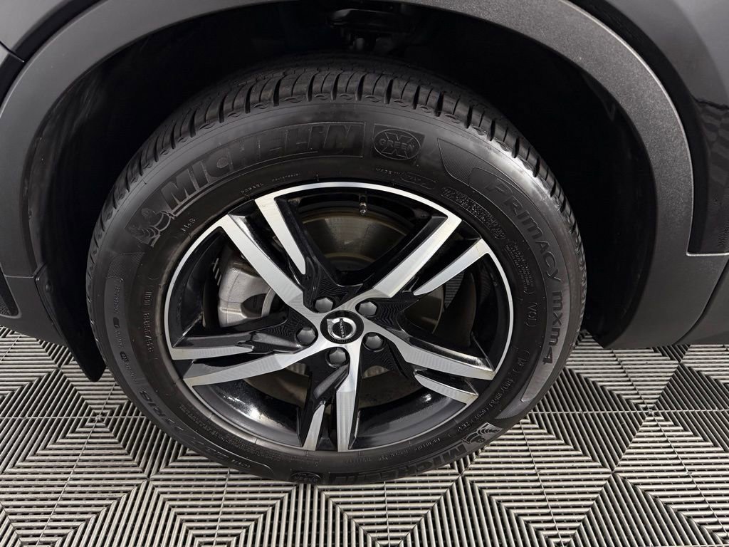 Used 2025 Volvo XC40 B5 Core image 11