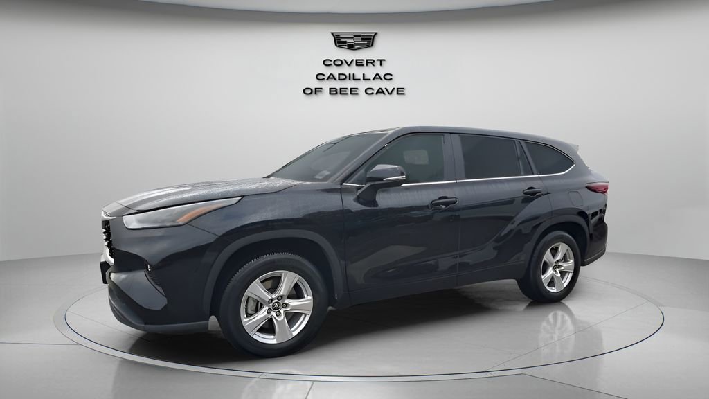 Used 2025 Toyota Highlander LE image 4