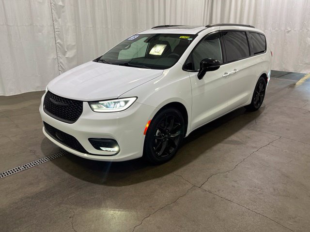 Used 2025 Chrysler Pacifica Limited FWD image 8