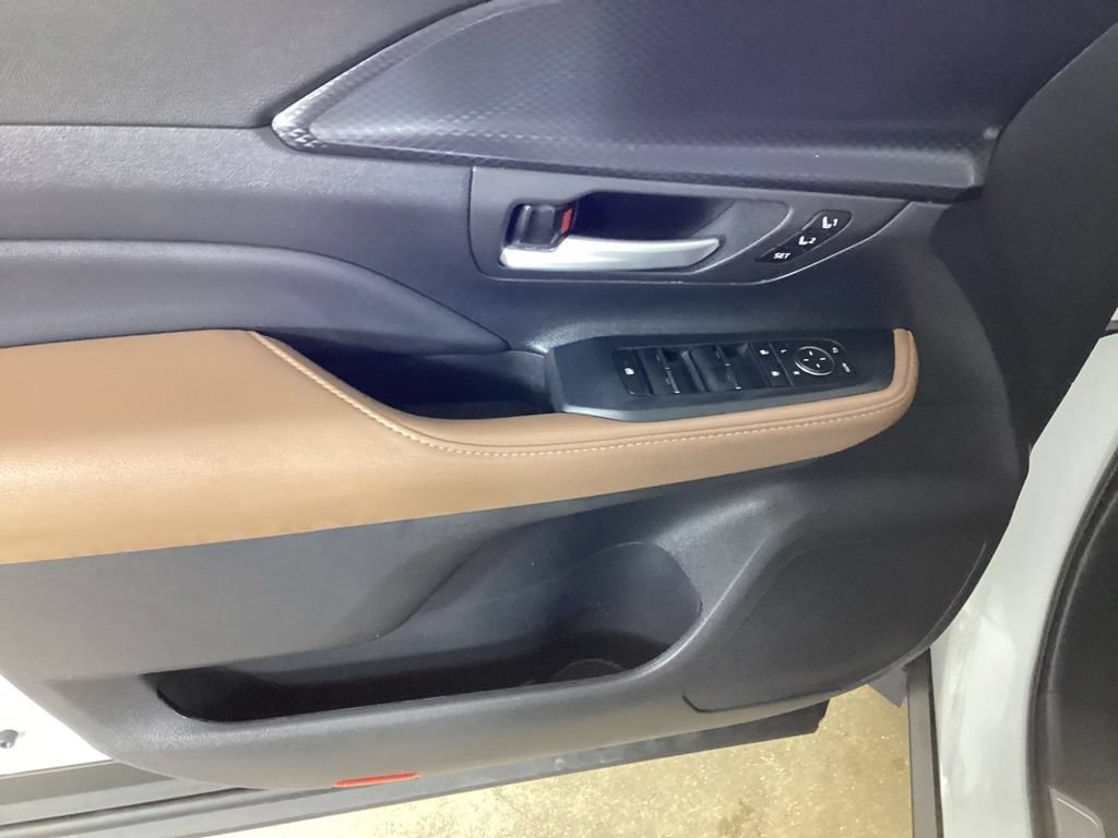 Used 2024 Toyota Grand Highlander AWD Hybrid image 12
