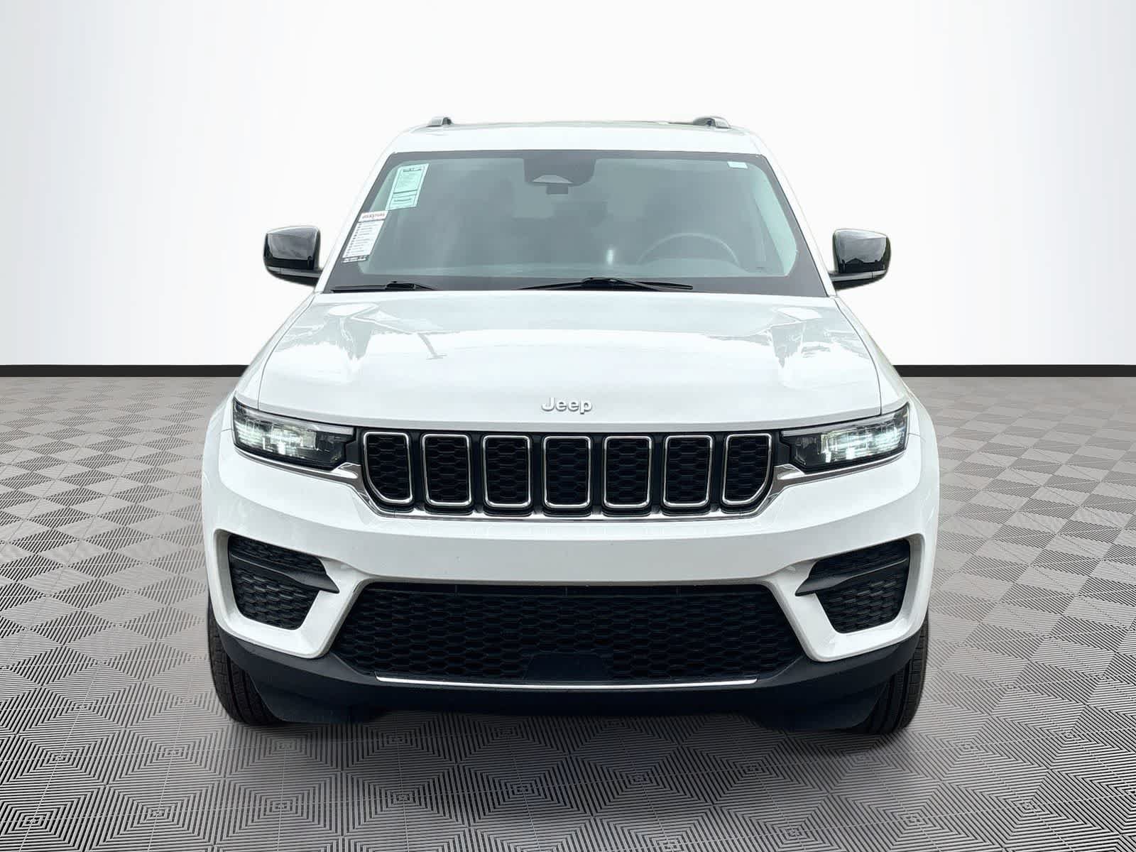Used 2024 Jeep Grand Cherokee Laredo RWD image 30