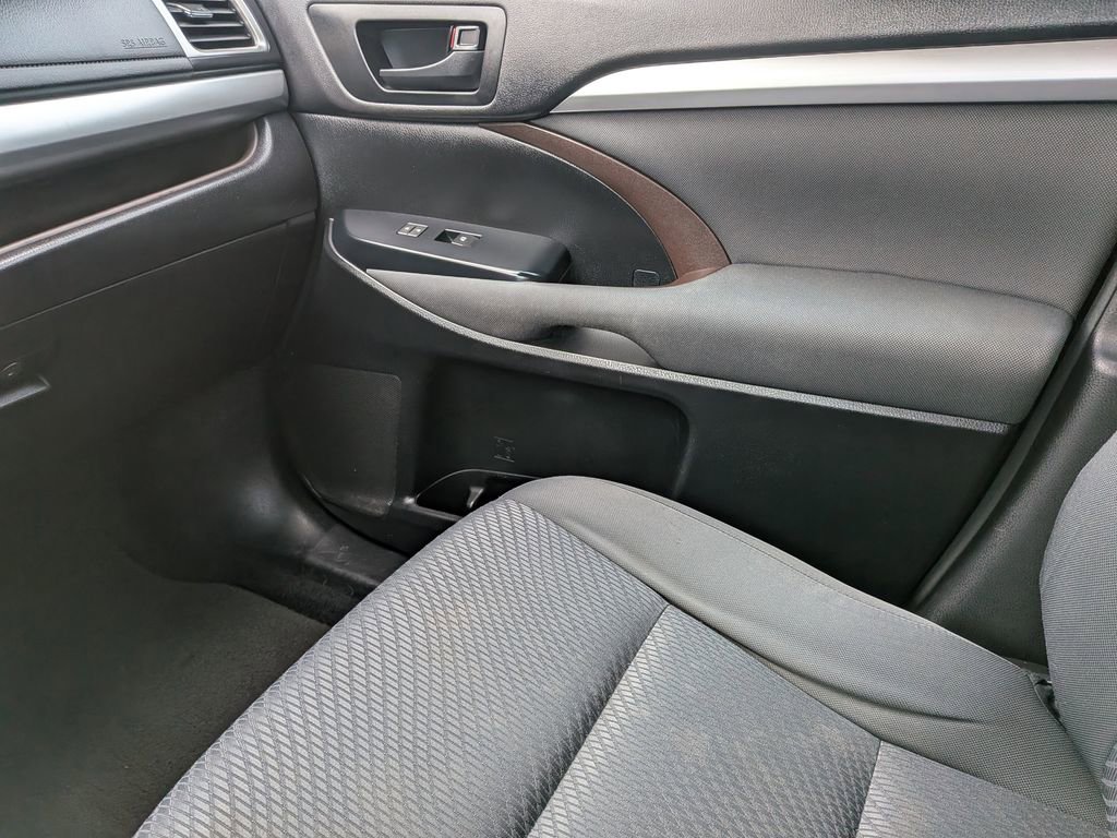 Used 2017 Toyota Highlander LE image 17