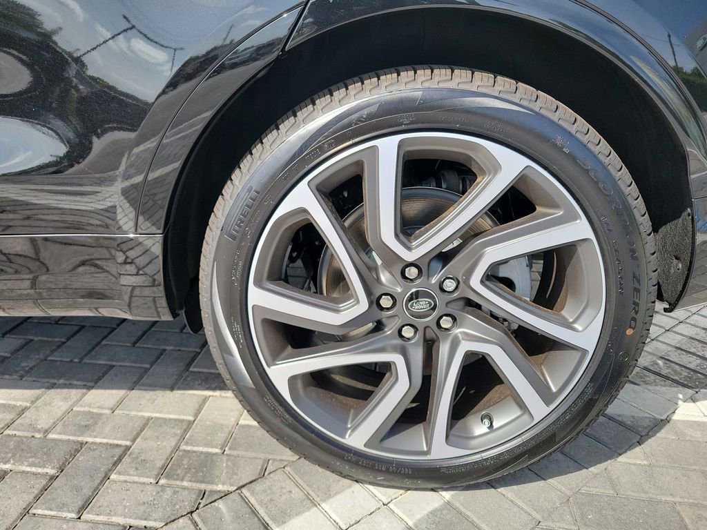 Used 2025 Land Rover Discovery Dynamic SE AWD/4WD image 13