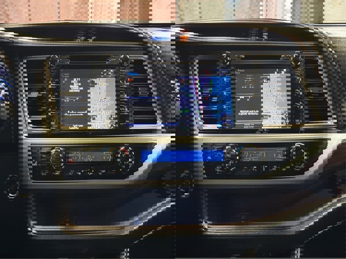 Used 2015 Toyota Highlander Limited image 18