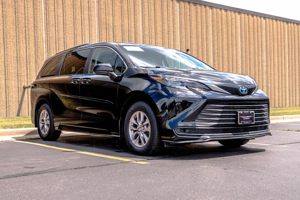 Used 2024 Toyota Sienna LE w/ LE Plus Package AWD/4WD image 2