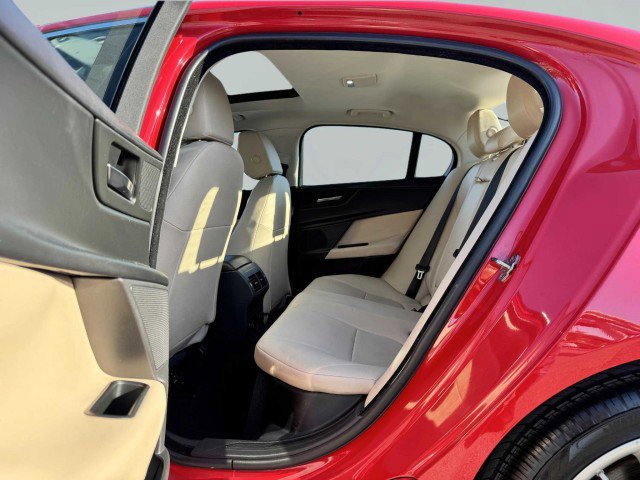 Used 2019 Jaguar XE Premium image 34