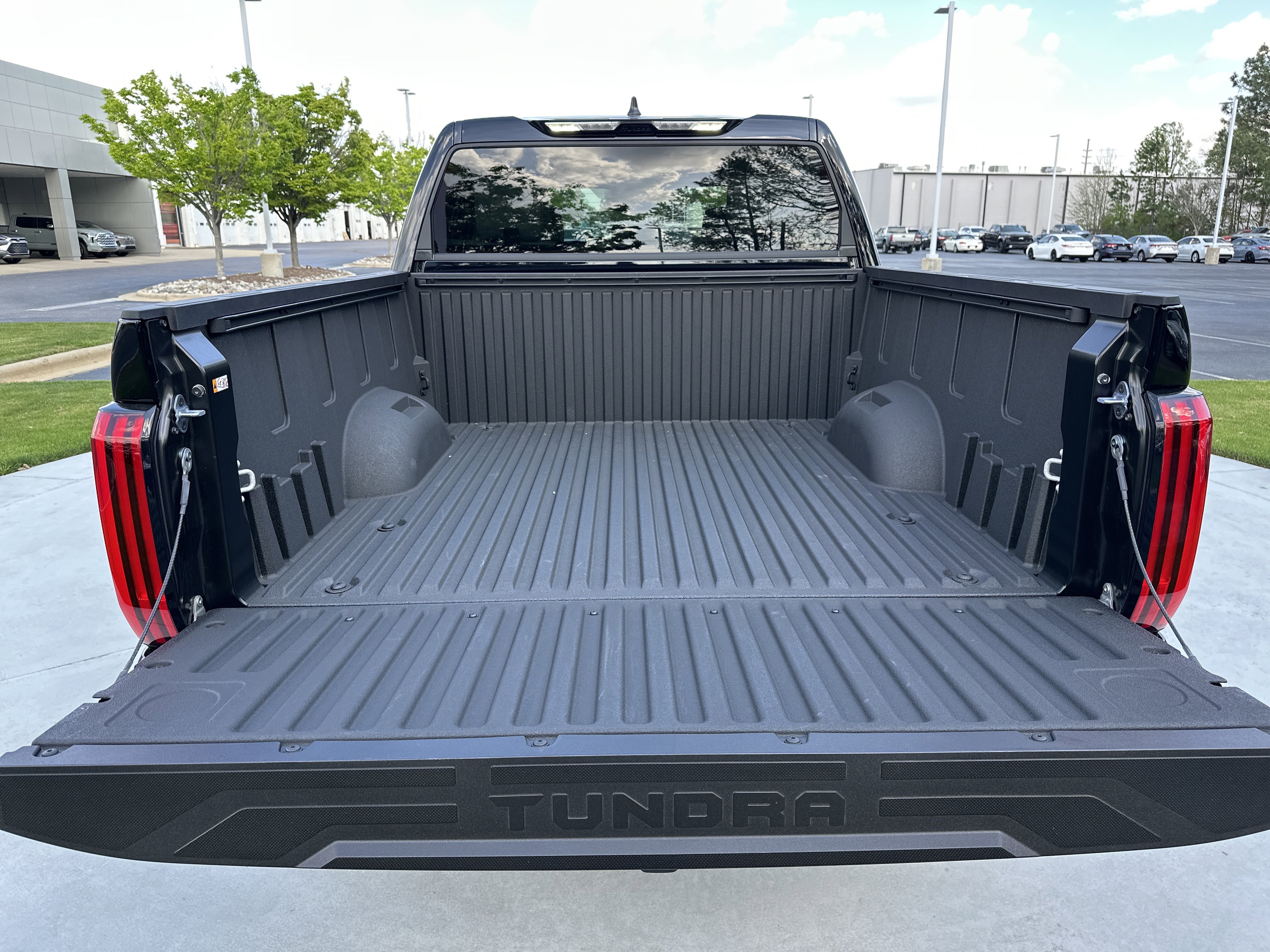 Used 2025 Toyota Tundra Limited AWD/4WD image 32