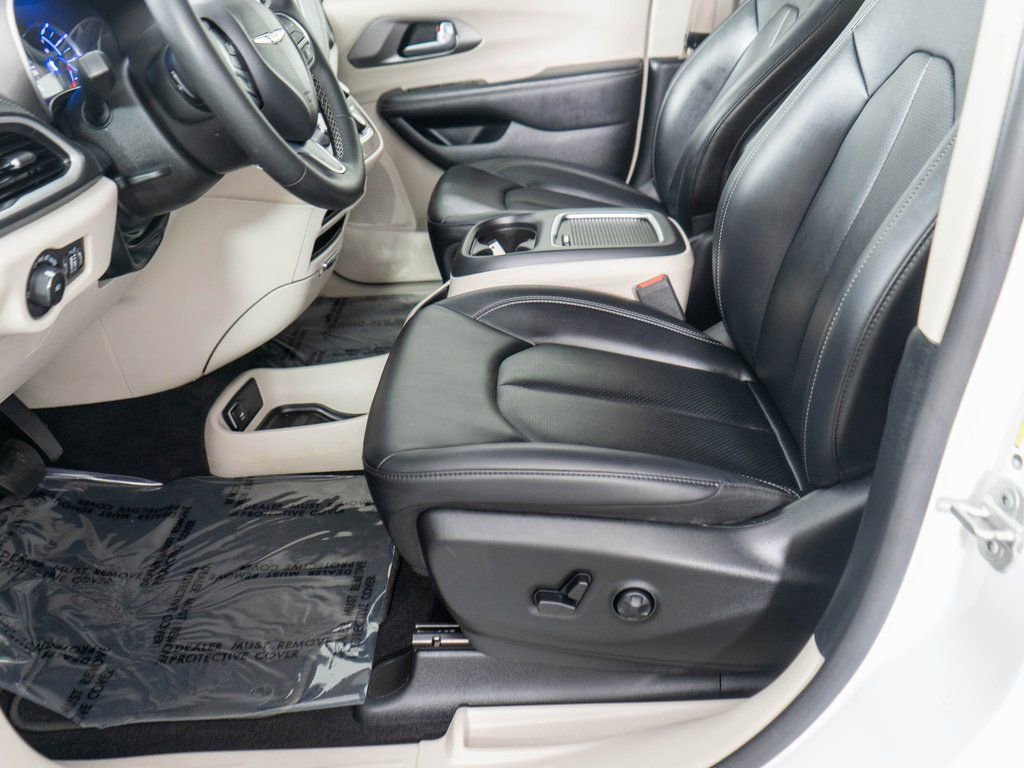 Used 2024 Chrysler Pacifica Select image 10