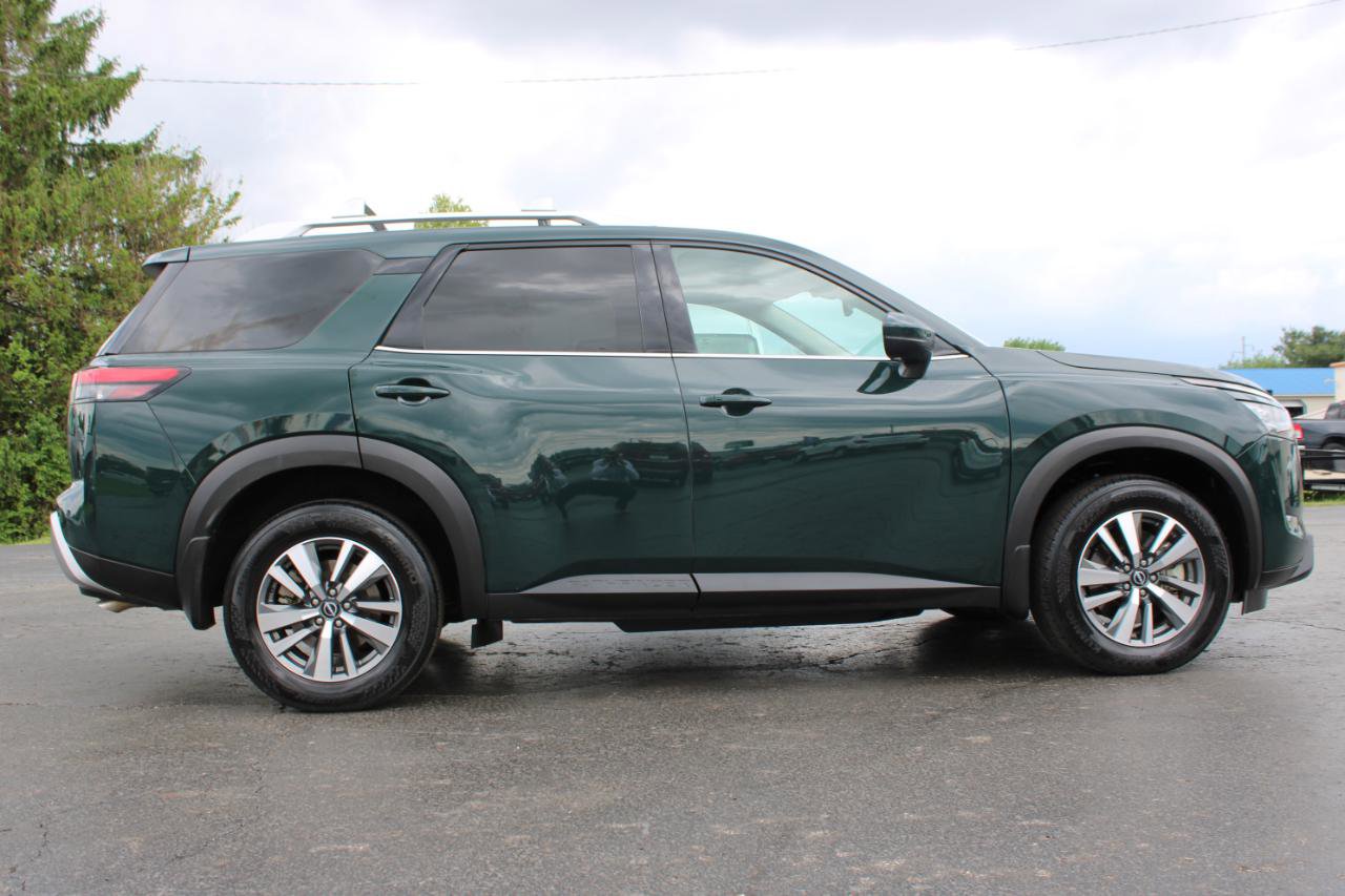 Used 2025 Nissan Pathfinder SL AWD/4WD image 3