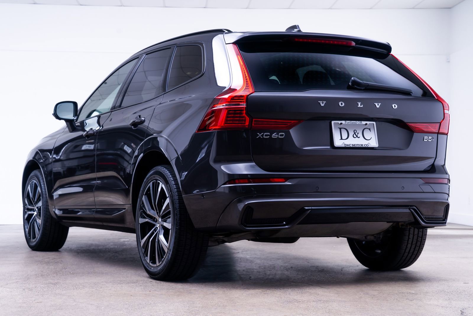 Used 2025 Volvo XC60 B5 Plus AWD/4WD image 4