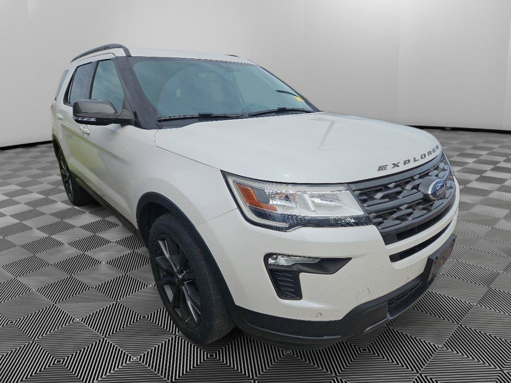 Used 2018 Ford Explorer XLT w/ Equipment Group 202A AWD/4WD image 3