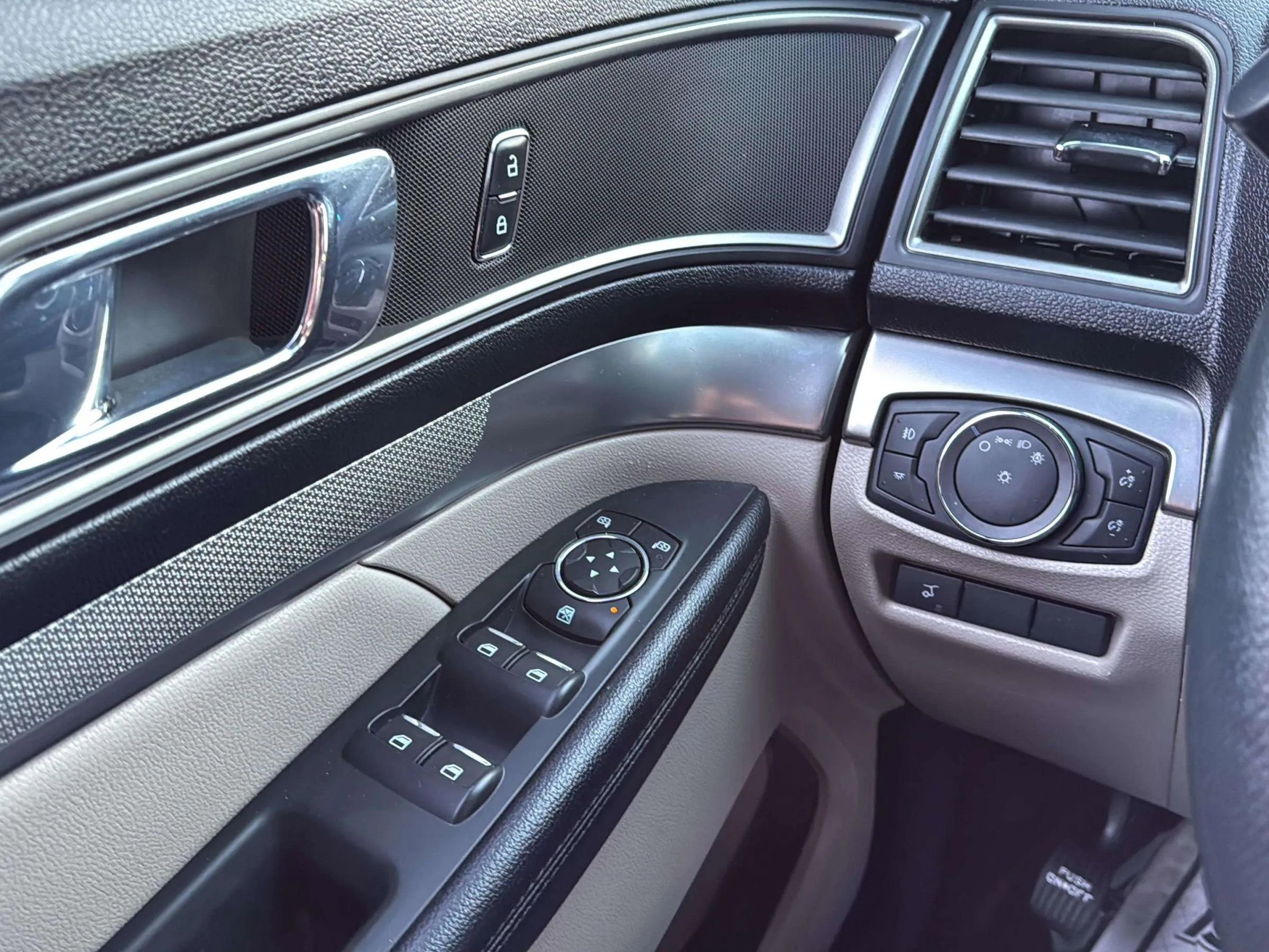 Used 2018 Ford Explorer XLT w/ Equipment Group 202A image 23