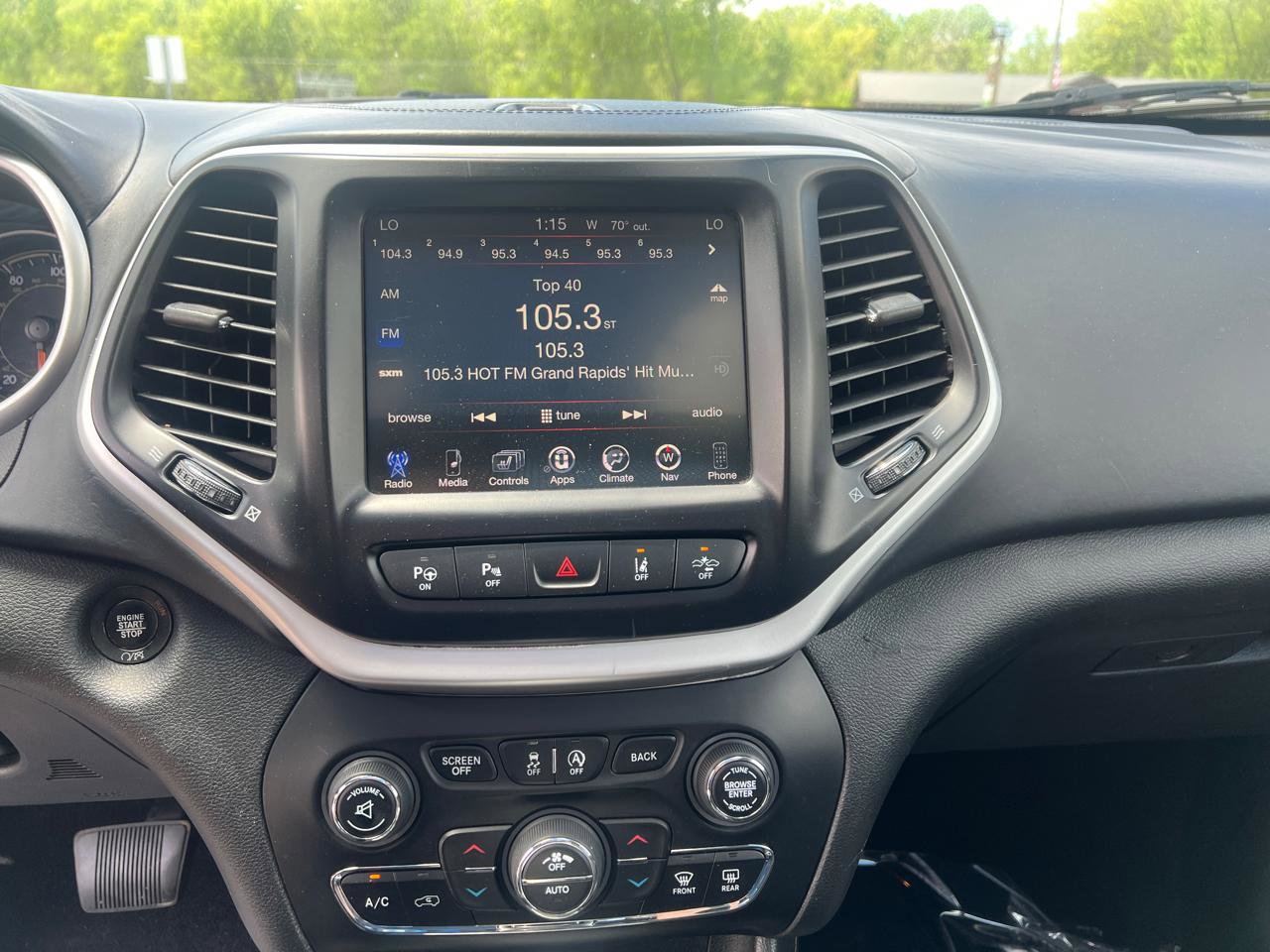 Used 2018 Jeep Cherokee Overland w/ Technology Group AWD/4WD image 22