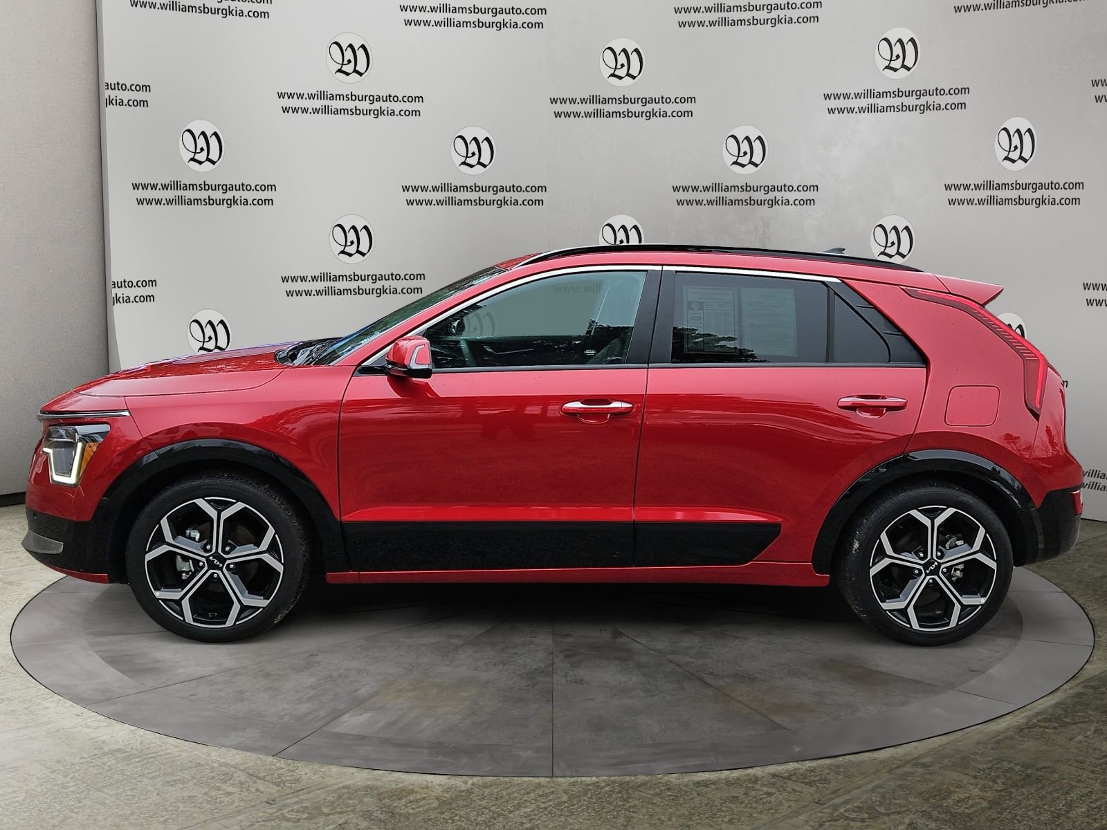 Used 2023 Kia Niro SX Touring image 2