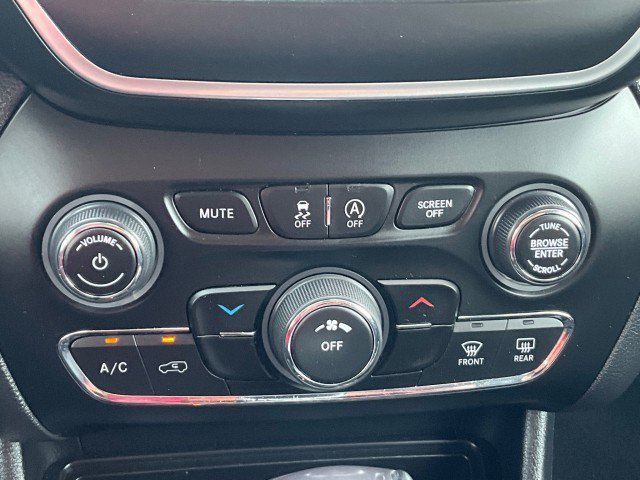 Used 2020 Jeep Cherokee Latitude Plus w/ Cold Weather Group AWD/4WD image 20