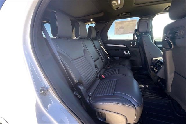 New 2026 Land Rover Discovery Dynamic SE image 11