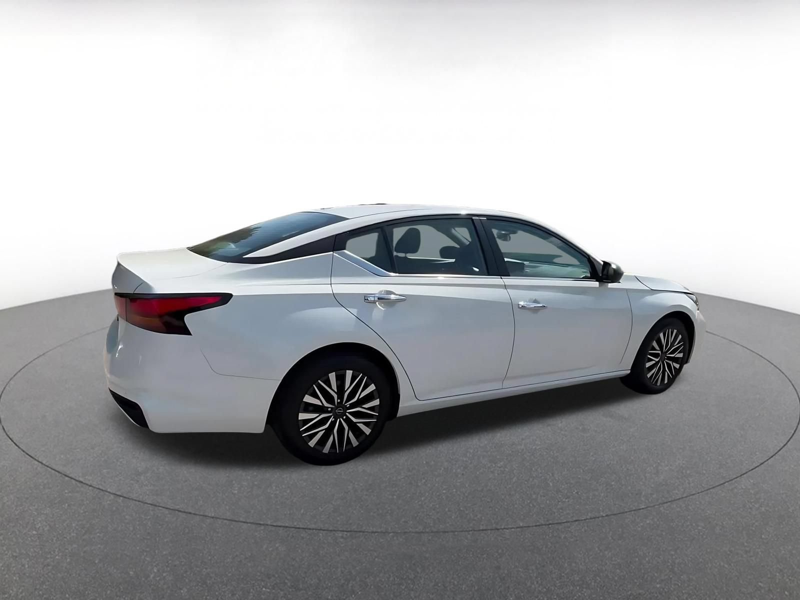 Used 2025 Nissan Altima 2.5 SV FWD image 14