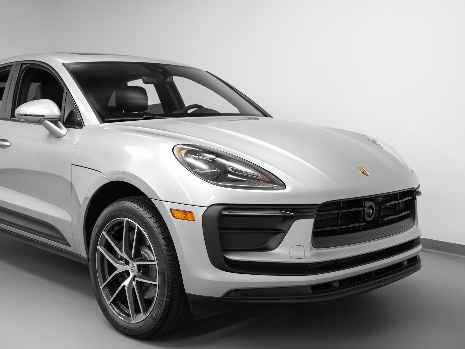 Certified 2025 Porsche Macan image 9