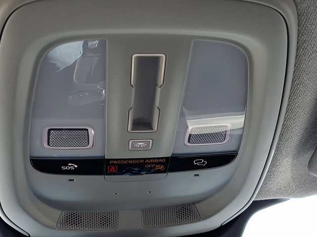 Used 2025 Volvo XC40 B5 Plus image 27