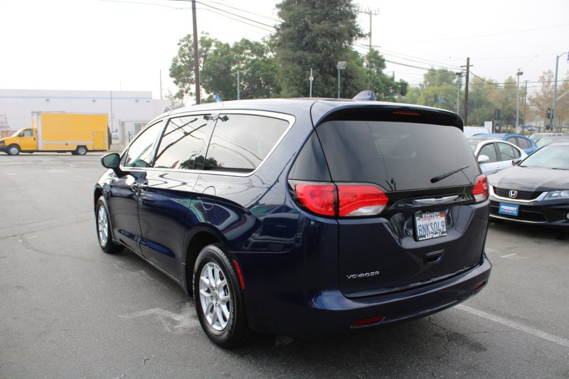 Used 2020 Chrysler Voyager LX image 4