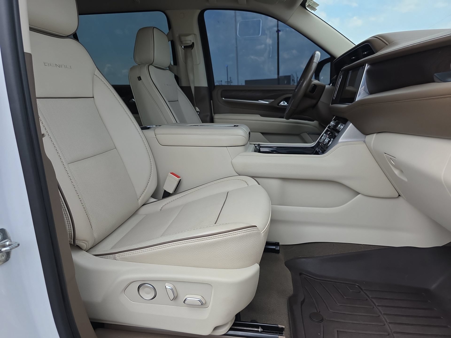 Used 2021 GMC Yukon XL Denali AWD/4WD image 17