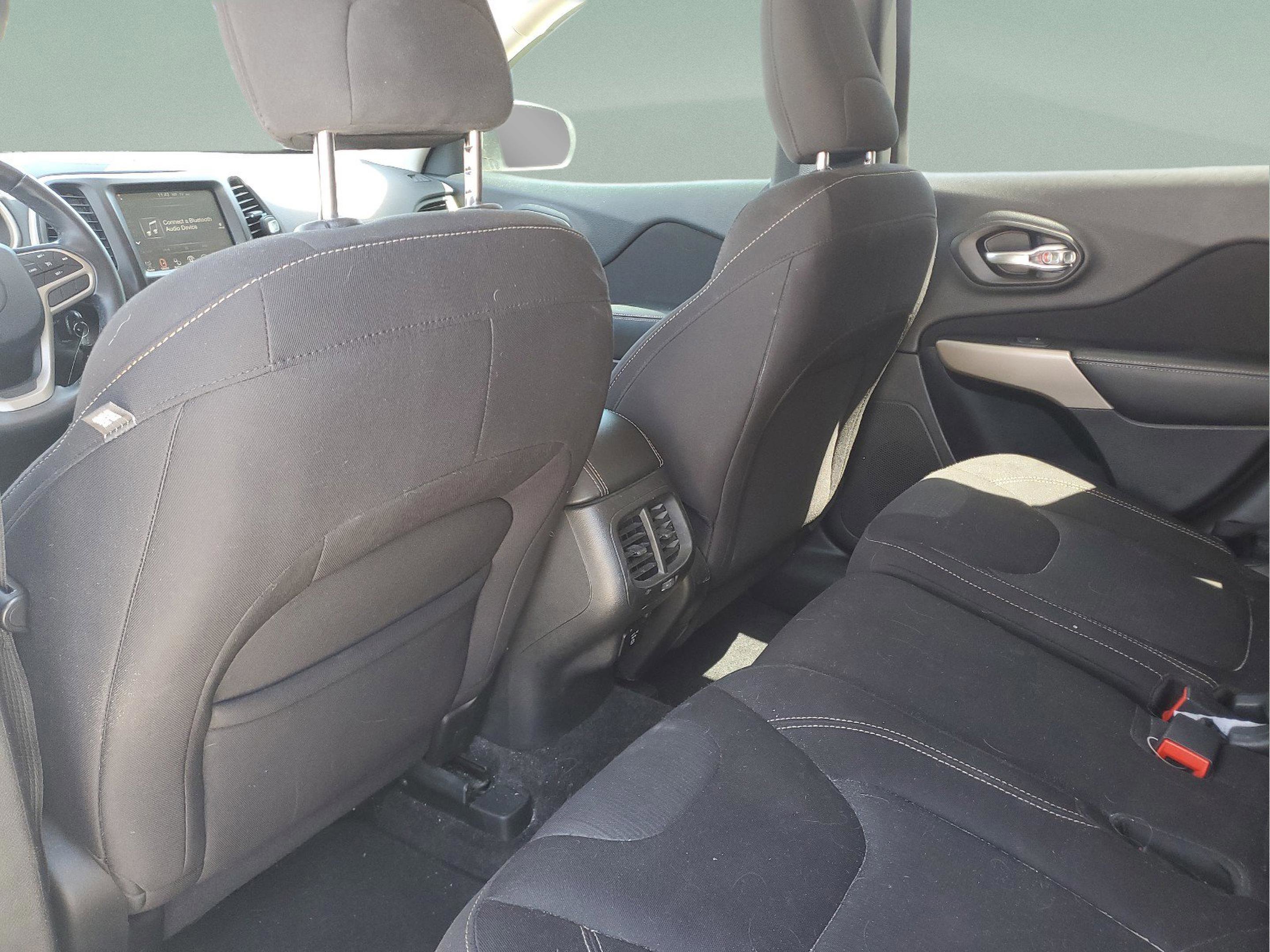 Used 2017 Jeep Cherokee Latitude FWD image 5