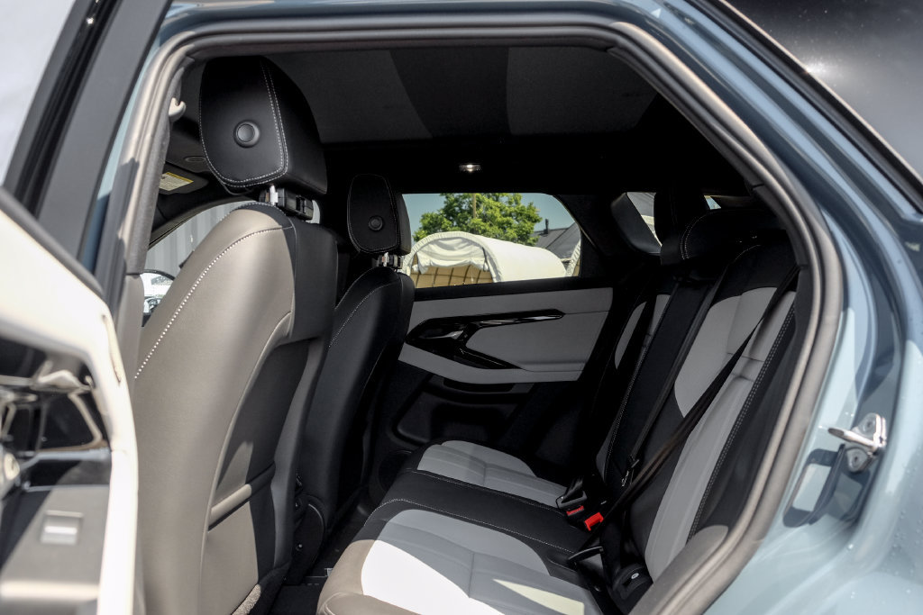 New 2026 Land Rover Range Rover Evoque Hoxton AWD/4WD image 17