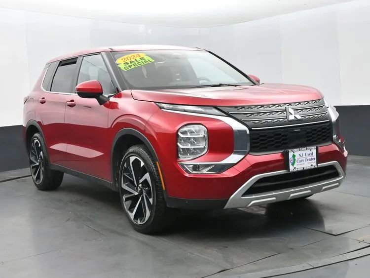 Used 2024 Mitsubishi Outlander FWD image 2