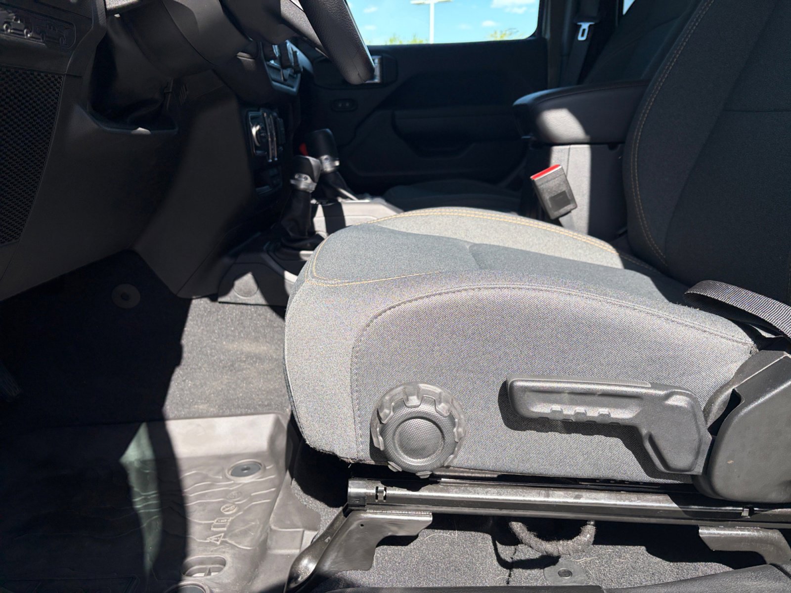 Used 2025 Jeep Wrangler Sport AWD/4WD image 13