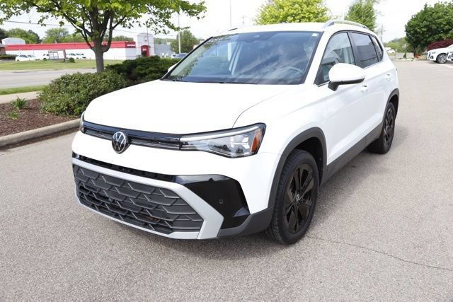 Used 2025 Volkswagen Taos SE w/ Black Wheel Package FWD image 5