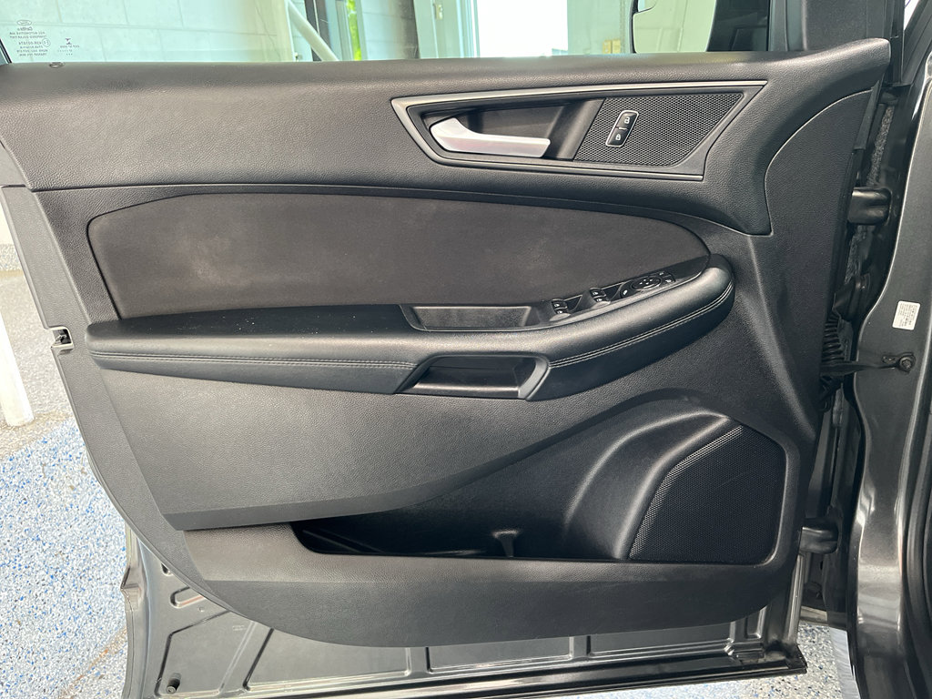 Used 2017 Ford Edge SE FWD image 25