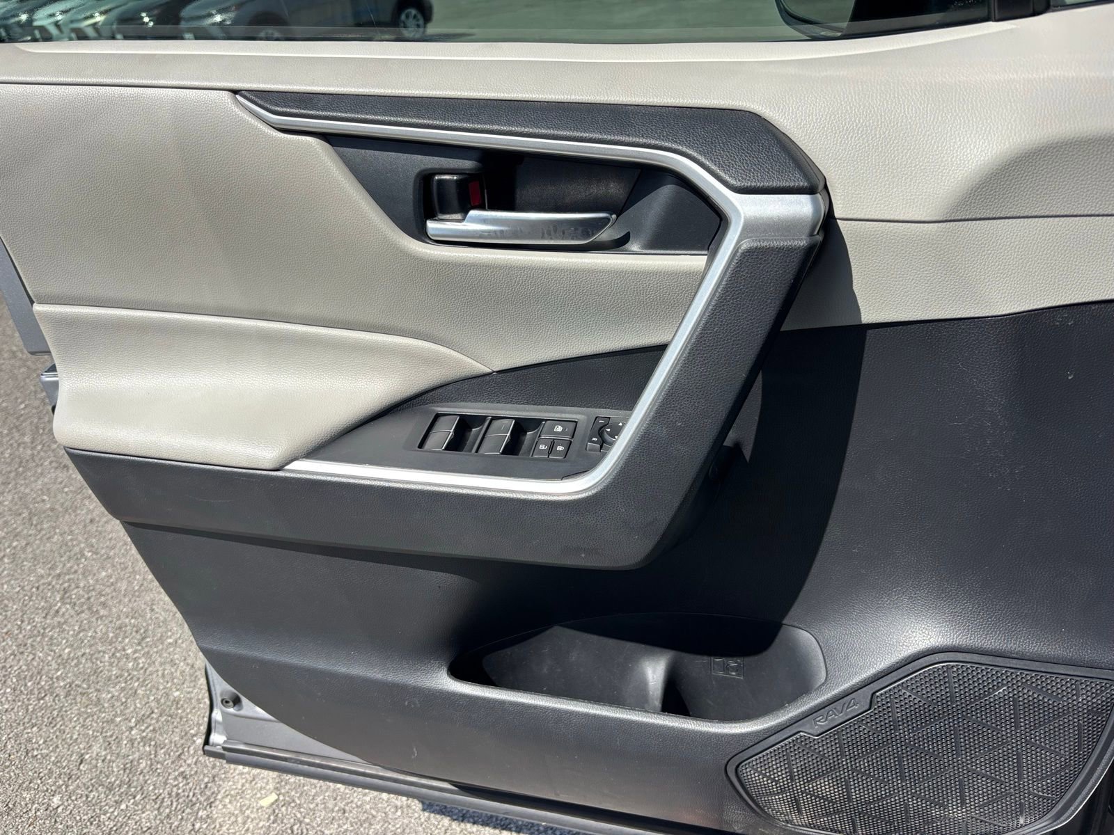 Used 2020 Toyota RAV4 XLE Premium FWD image 16