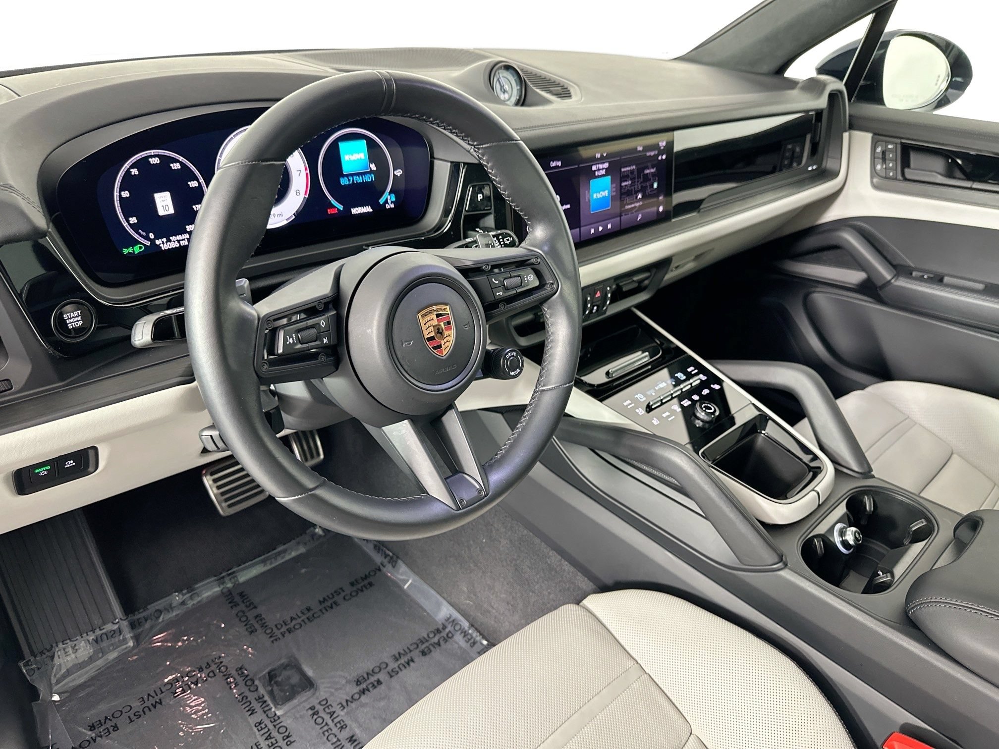 Used 2025 Porsche Cayenne GTS AWD/4WD image 10