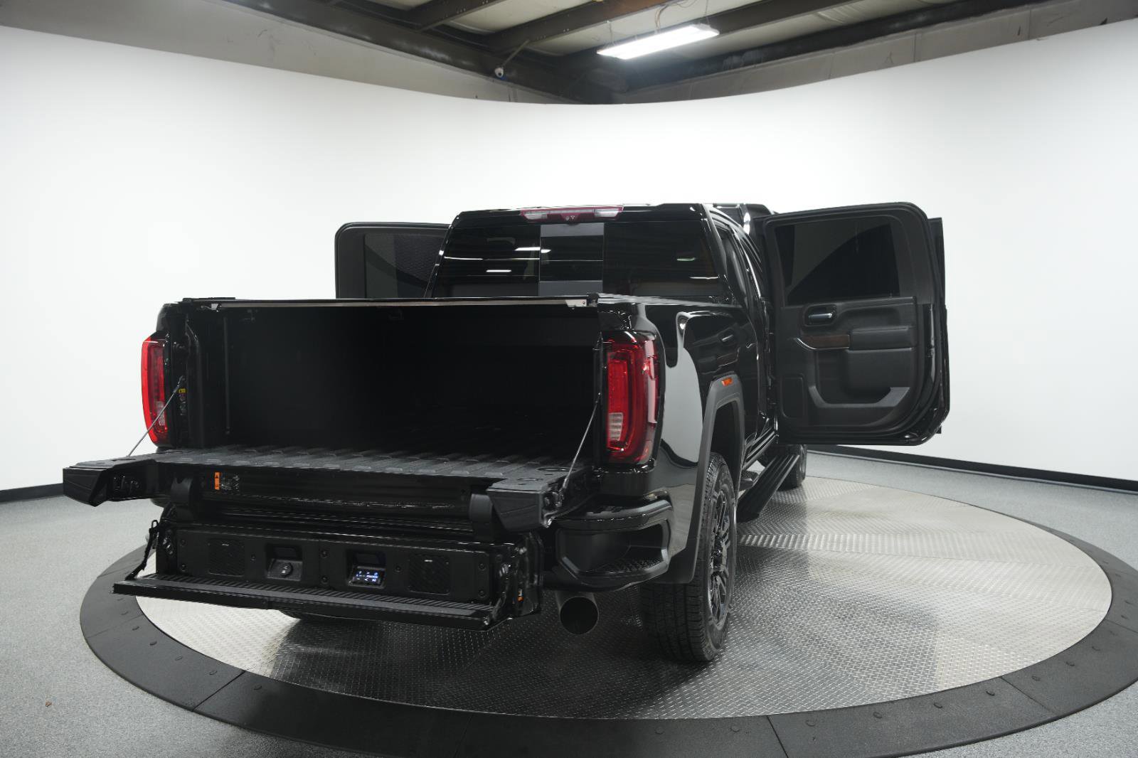 Used 2023 GMC Sierra 2500 Denali w/ Denali Black Diamond Edition image 12