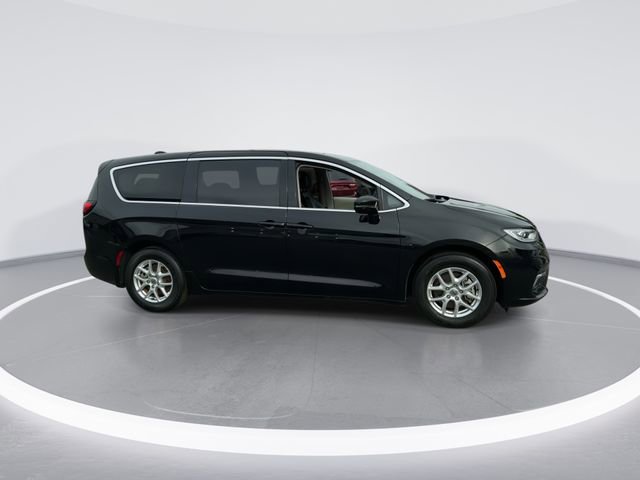 Used 2024 Chrysler Pacifica Touring-L image 9