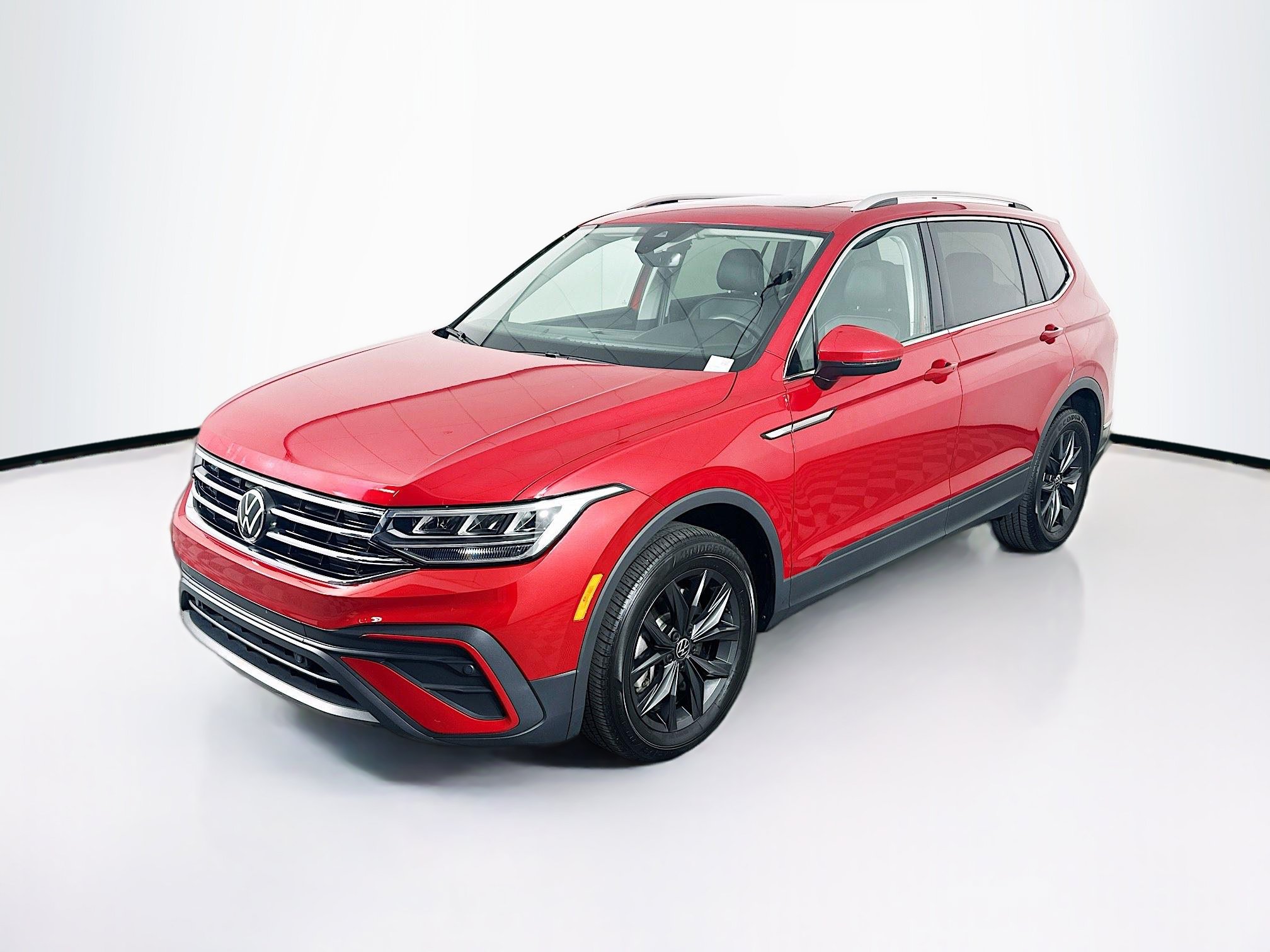 Used 2024 Volkswagen Tiguan SE w/ Panoramic Sunroof Package AWD/4WD image 3