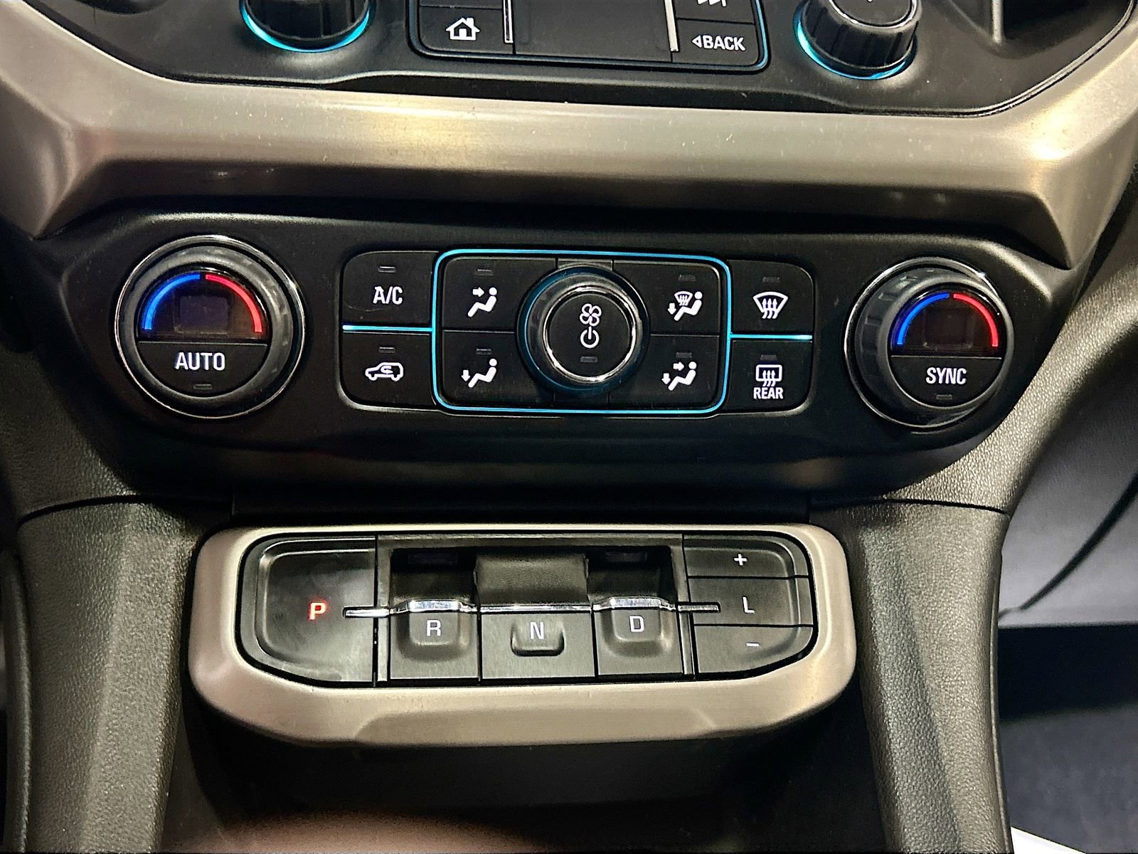 Used 2023 GMC Acadia Denali w/ Denali Technology Package AWD/4WD image 16