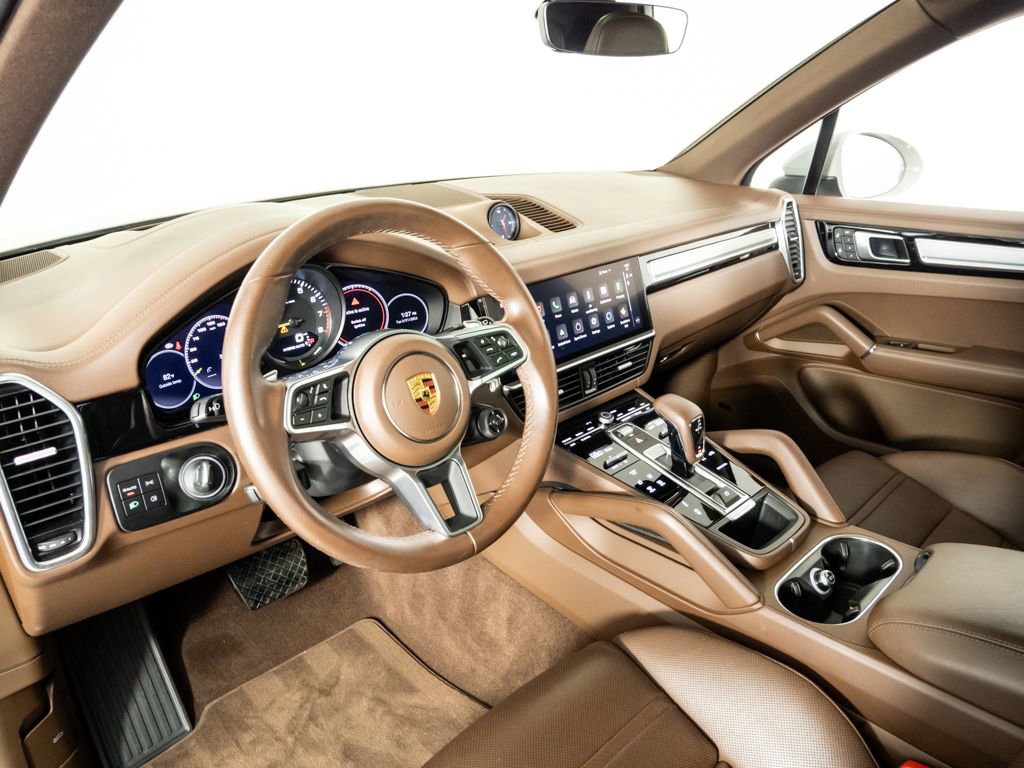 Certified 2023 Porsche Cayenne Platinum Edition image 4