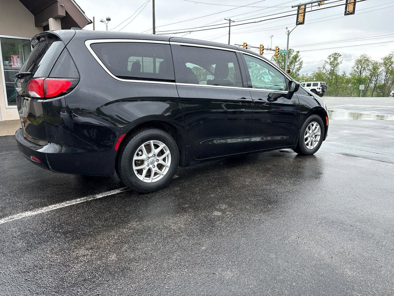 Used 2023 Chrysler Voyager LX FWD image 5