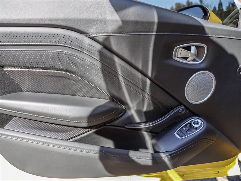 Used 2020 Aston Martin V8 Vantage Coupe RWD image 23