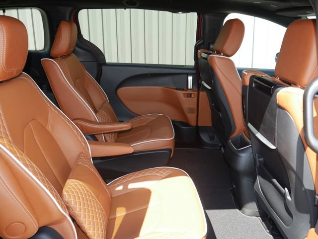 Used 2025 Chrysler Pacifica Pinnacle FWD image 30