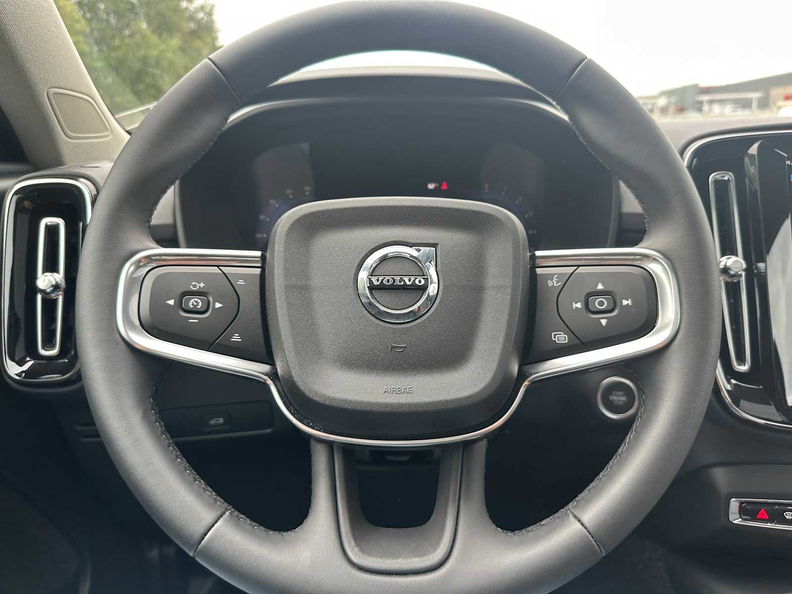 Used 2025 Volvo XC40 B5 Plus w/ Climate Package image 23